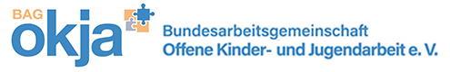 Das Logo der BAG OKJA in blauen und orangenen Buchstaben und mit Puzzle-Grafik